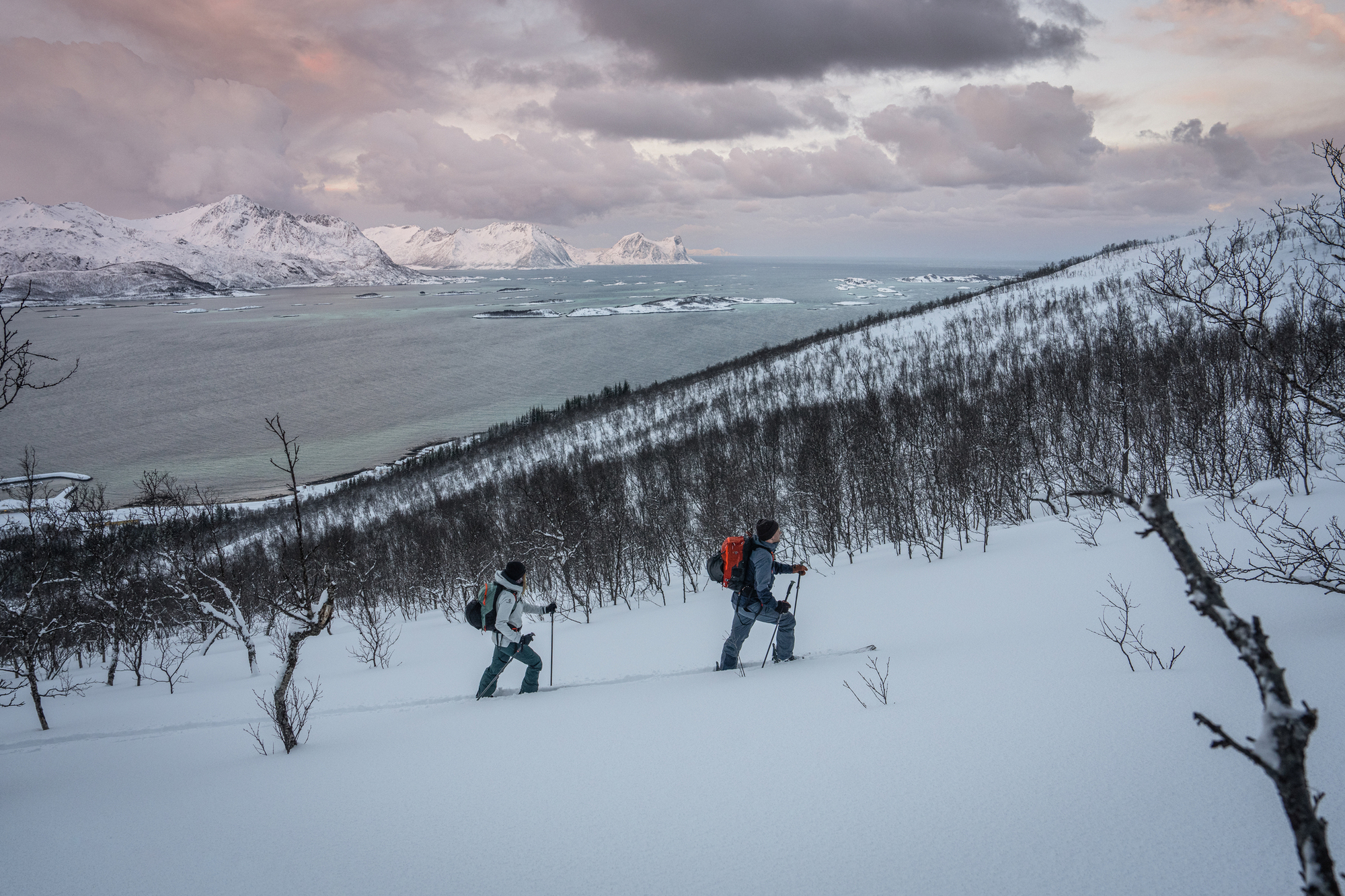 Skitourenabenteuer in Senja: Ein Winterzauber im Farbenrausch