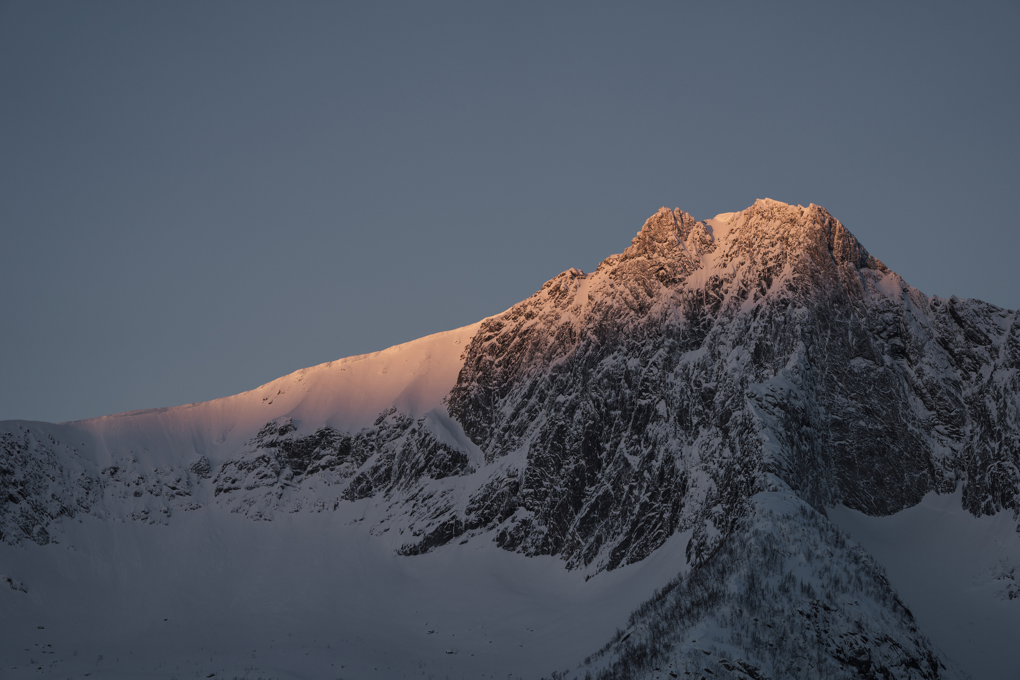 Skitourenabenteuer in Senja: Ein Winterzauber im Farbenrausch