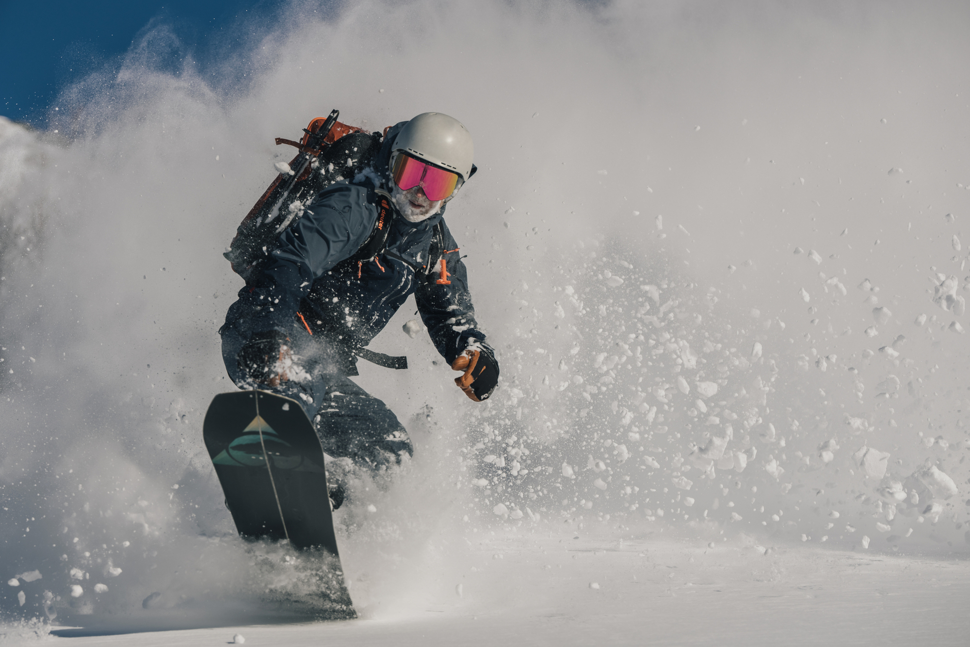 Skitourenabenteuer in Senja: Ein Winterzauber im Farbenrausch