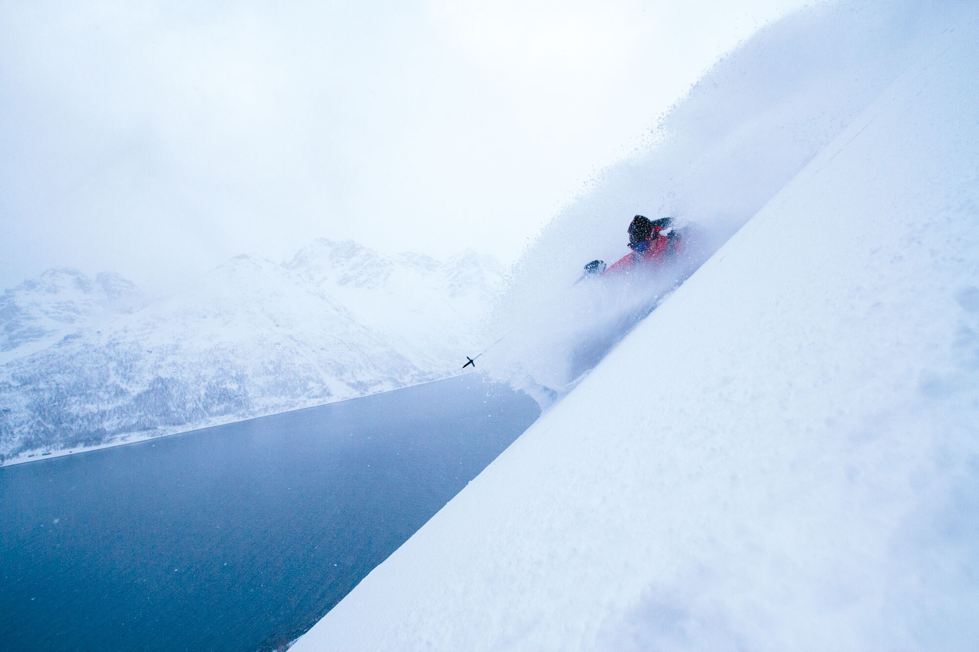 Steile Lines über dem Meer: Ski & Sail in Nordnorwegen