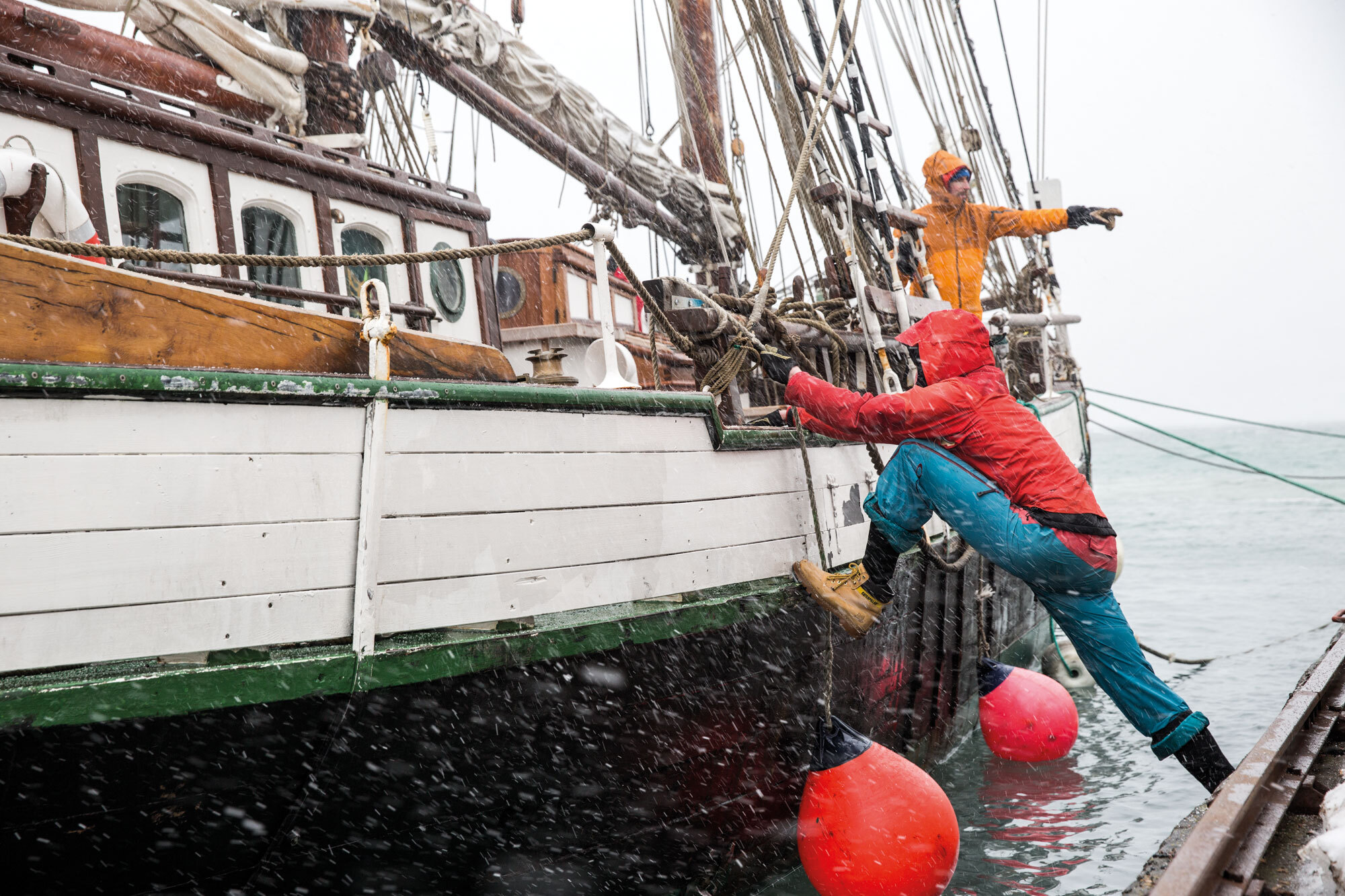 Steile Lines über dem Meer: Ski & Sail in Nordnorwegen