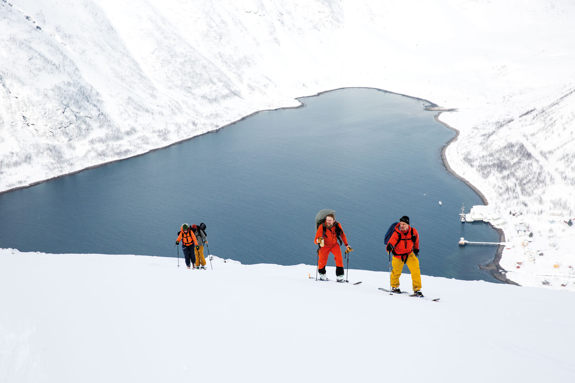 Steile Lines über dem Meer: Ski & Sail in Nordnorwegen