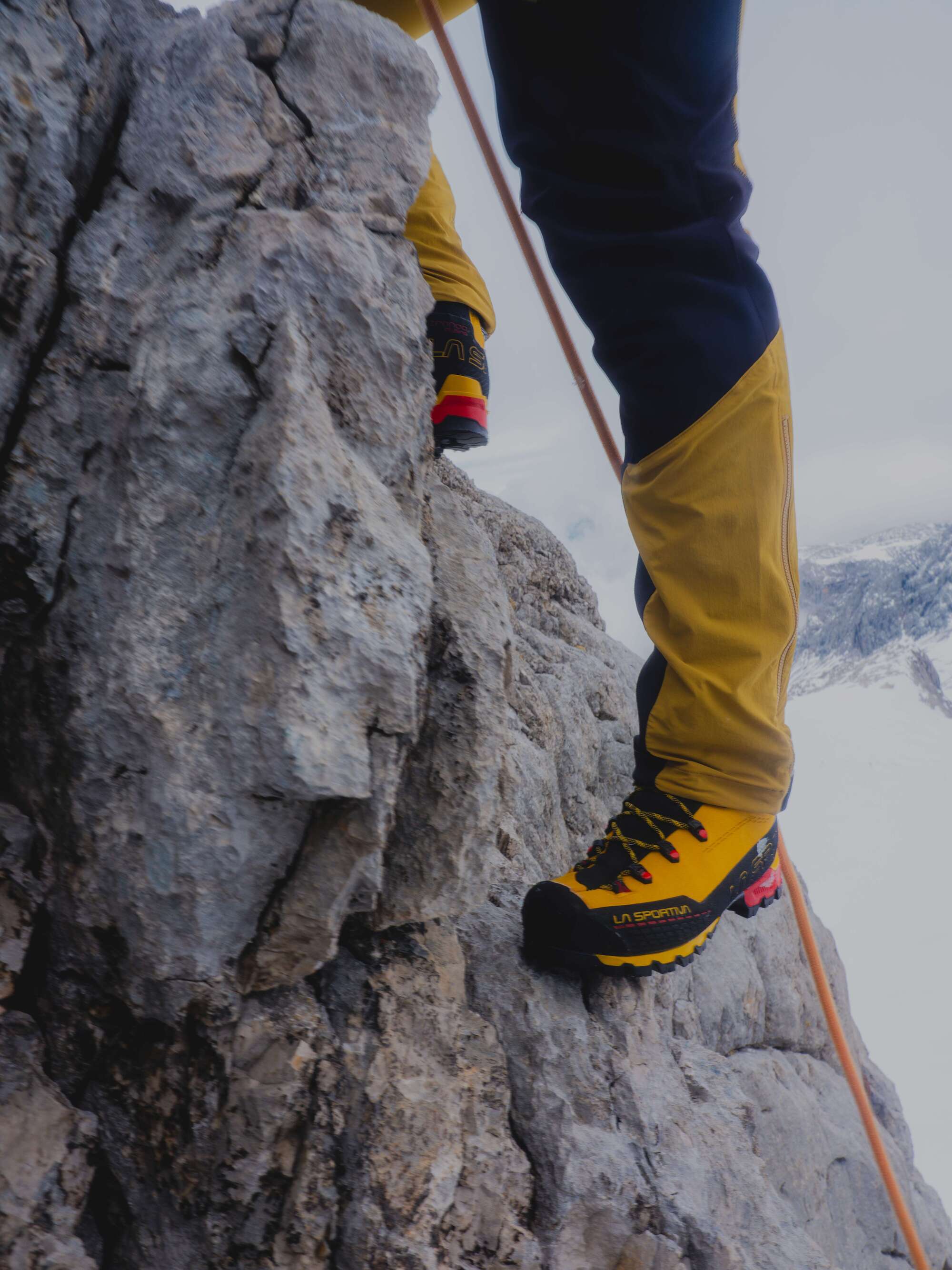 Trittsicher auf Firn & Fels: Die besten bedingt steigeisenfesten Wanderschuhe im Vergleich