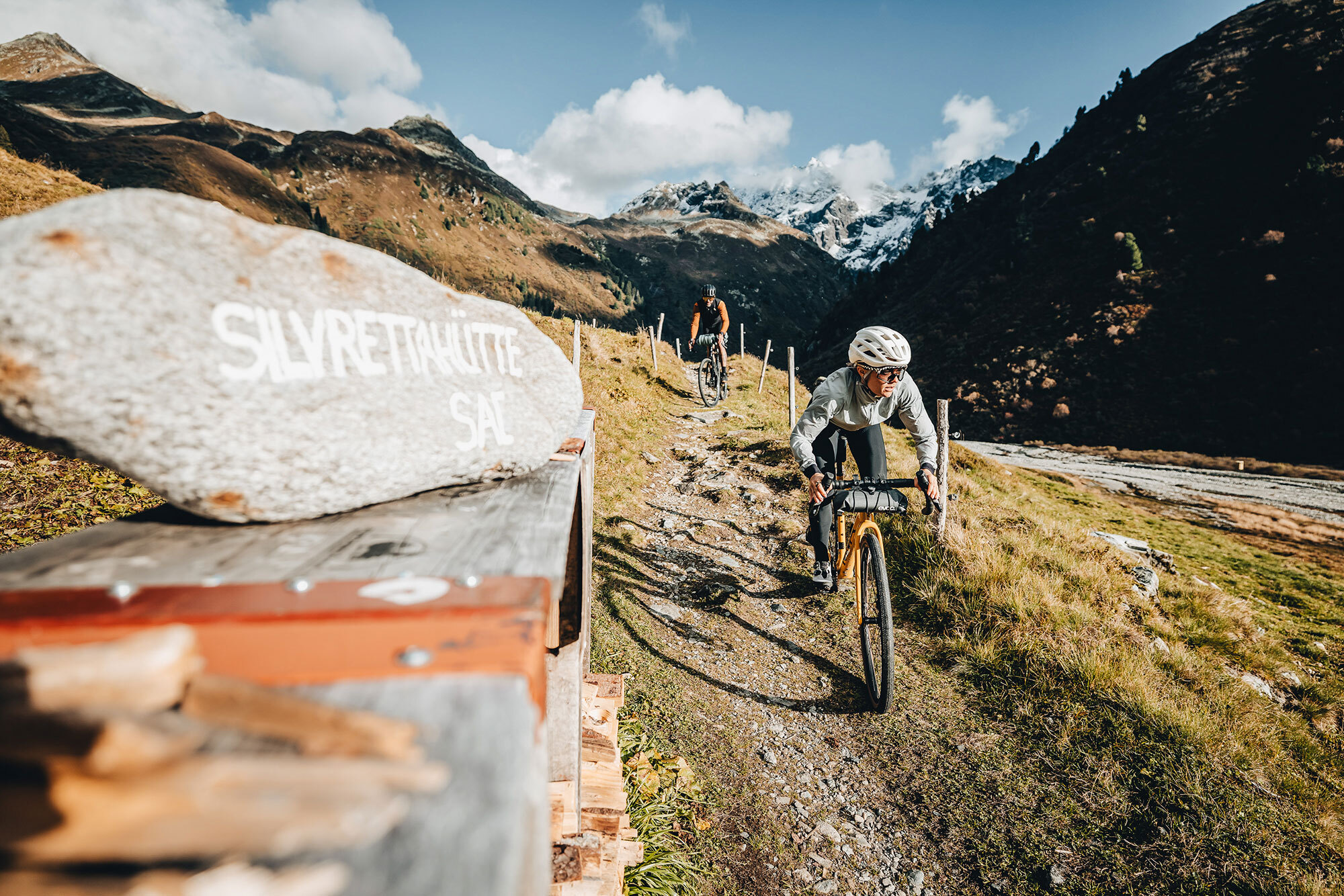 Gravelbike in Klosters: Versteckte Touren abseits der Pässe